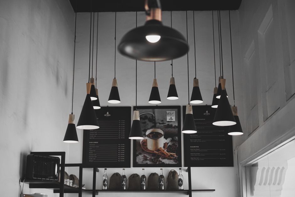 Moderne woonkamer met een stijlvolle zwarte hanglamp die een sfeervolle ambiance creëert.
